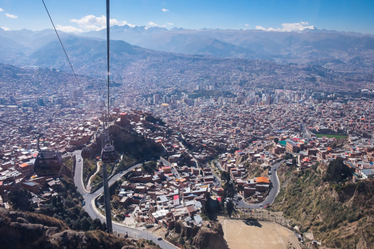 Wagonik zjeżdża po pionowej ścianie do centrum La Paz