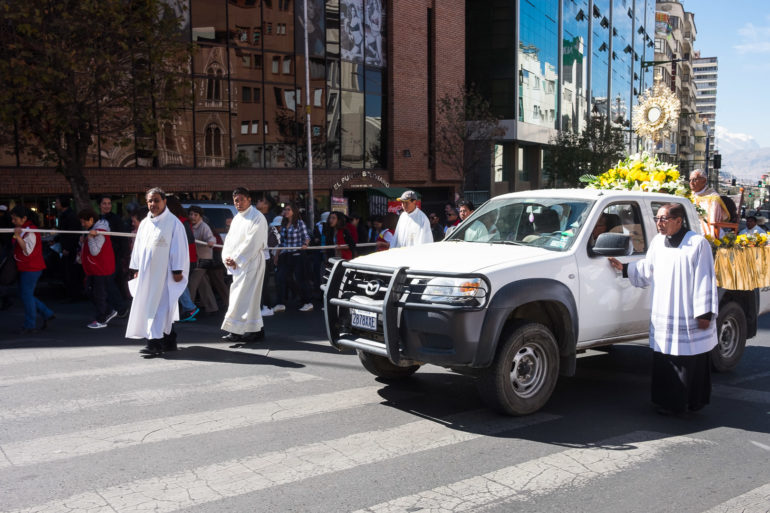Przejazd tabernakulum przez główną ulicę La Paz