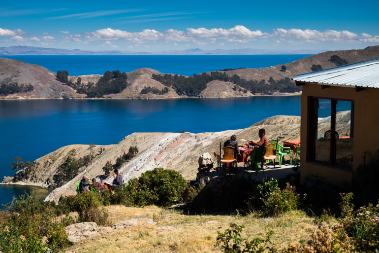 Z widokiem na Titicaca w słońcu gringo może doskonale odpocząć
