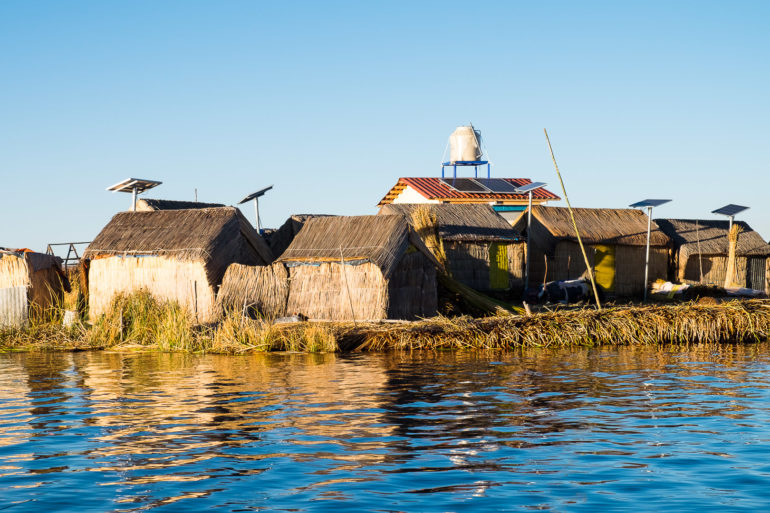 Pływające trzcinowe wyspy Uros i baterie słoneczne