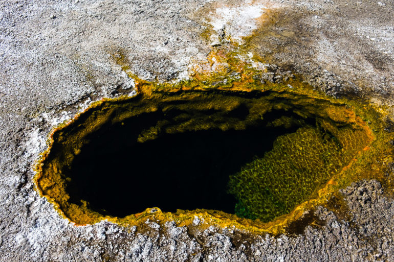Kolorowa dziura w ziemi wypełniona gorącą wodą nazywana tutaj gejzerem