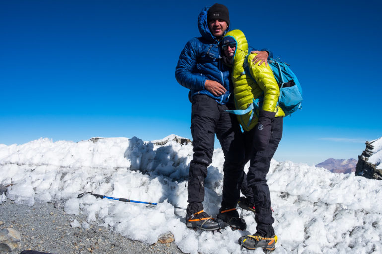 Depczemy ostre lodowe formy na szczycie Parinacota - penitenty są bardzo wysokie pod koniec pory suchej