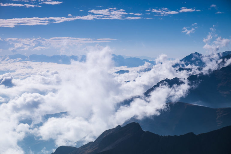 Trekking ponad chmurami unoszącymi się nad Soratą