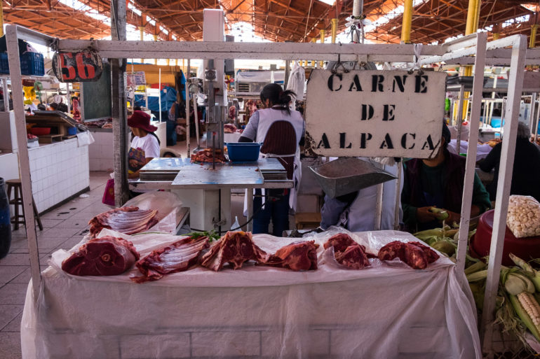Dział mięsny na targu San Camilo