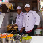 Załoga Green Falafel na targu San Blas