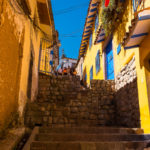 Kolorowa ulica w dzielnicy San Blas