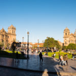 Plaza de Armas. Po lewej archikatedra, a po prawej kościół zakonu jezuitów