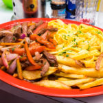 Zupełnie niewegatariańskie lomo saltado z makaronem alfredo i frytkami