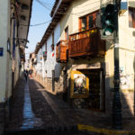 Balkonik, sklep z dewocjonaliami i sygnalizacja świetlna. Wszystko na jednym małym skrzyżowaniu