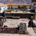 W weekendy artyści wystawiają swoje kramiki na ulicach San Blas