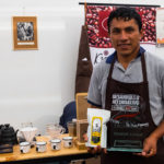 Palacz kawy z firmy Three Monkeys trzyma nagrodę za najlepszą kawę ubiegłego roku