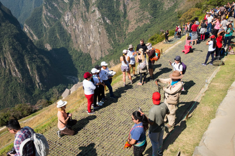 Tłumy na inkaskich tarasach podziwiają Machu Picchu