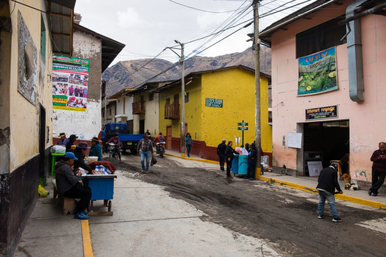 Ulice Cajatambo w połowie posprzątane z zalegającej po ulewie ziemi