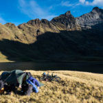 Powolne zbieranie się w silnym wietrze koło laguny