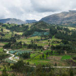 Zielone wzgórza na drodze prowadzącej do Cajamarca