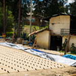 Część wiosek ma pracownie, w których ręcznie wyrabiana jest lokalna dachówka