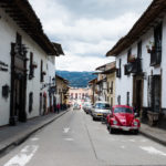 Ulica w Cajamarca z czerwonym garbusem