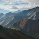 Opoczywamy po trudnej wspinaczce patrząc na światło kładące się na wzgórzach