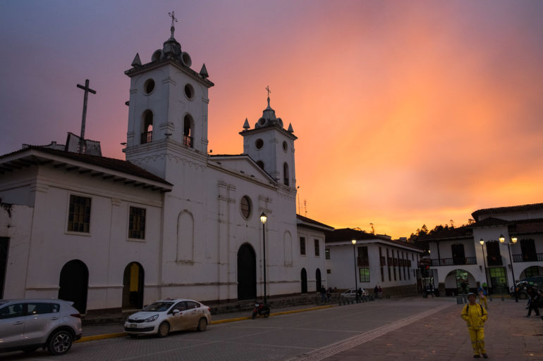 Zachód słońca nad kościołem w Chachapoyas