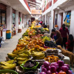 Przyjemniejszy dział owocowy na targu w Chachapoyas, czego tutaj szuka pies?