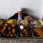 Pani sprzedaje lokalne przekąski na sztuki