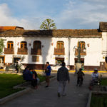 Główny plac w Chachapoyas w świetle zachodzącego słońca