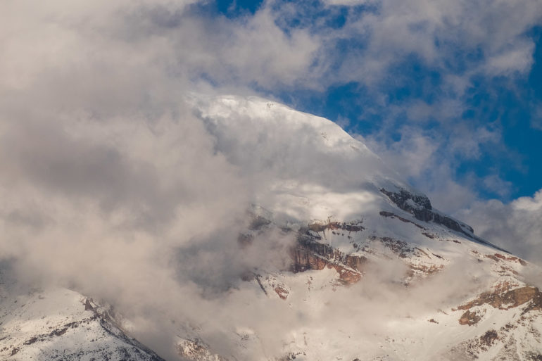 Chimborazo co chwilę chowa się za chmurami