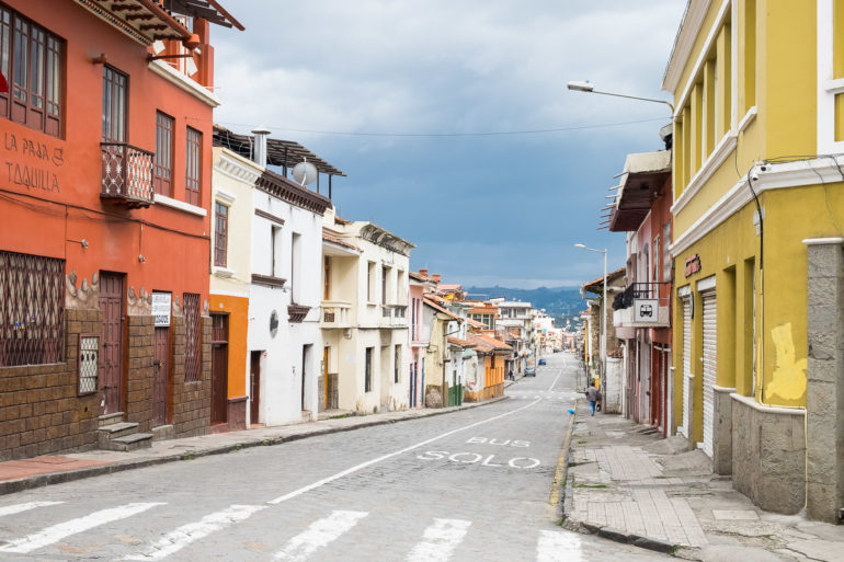 Puste ulice miasta Cuenca w weekendowe popołudnie