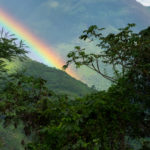 Tęcza nad zielonymi wzgórzami