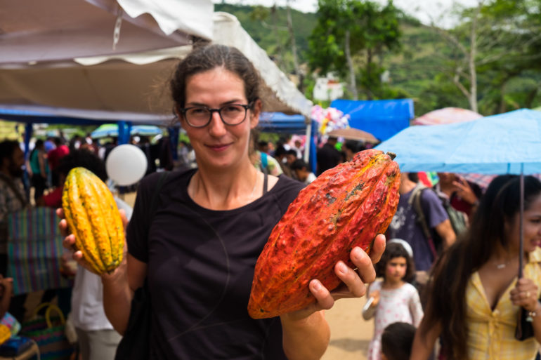 Gosia prezentuje owoce kakaowca - na festynie dostaniesz wszystko - zwierzęta, roślinki, jedzenie na wynos i na miejscu