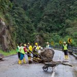 Ekipa usuwa z drogi poważne zagrożenie